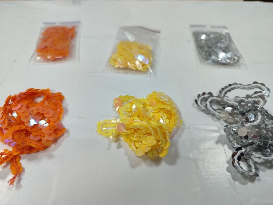 Пайетки на нити .