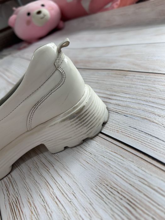 Білі лакові туфлі