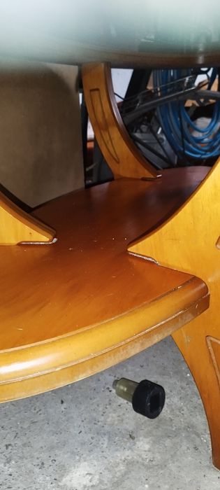 Owalna ława do salonu z szybą
