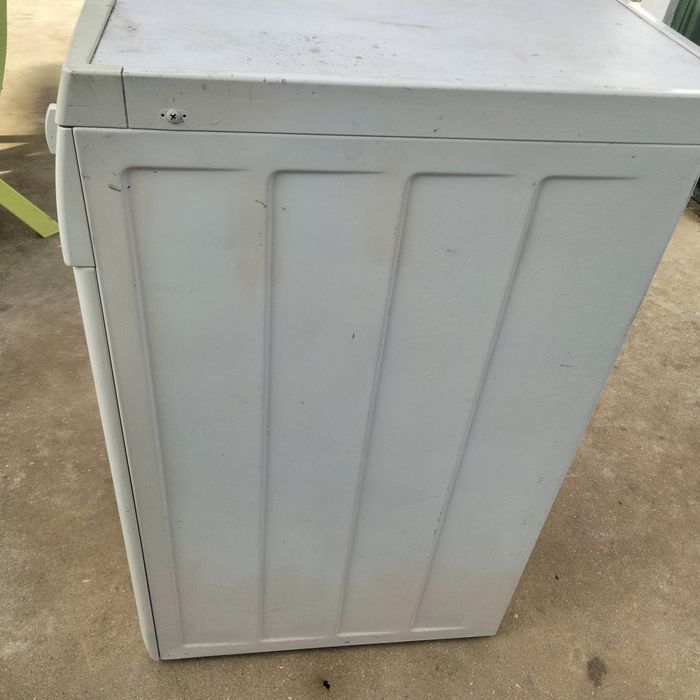 Máquina de secar roupa usada