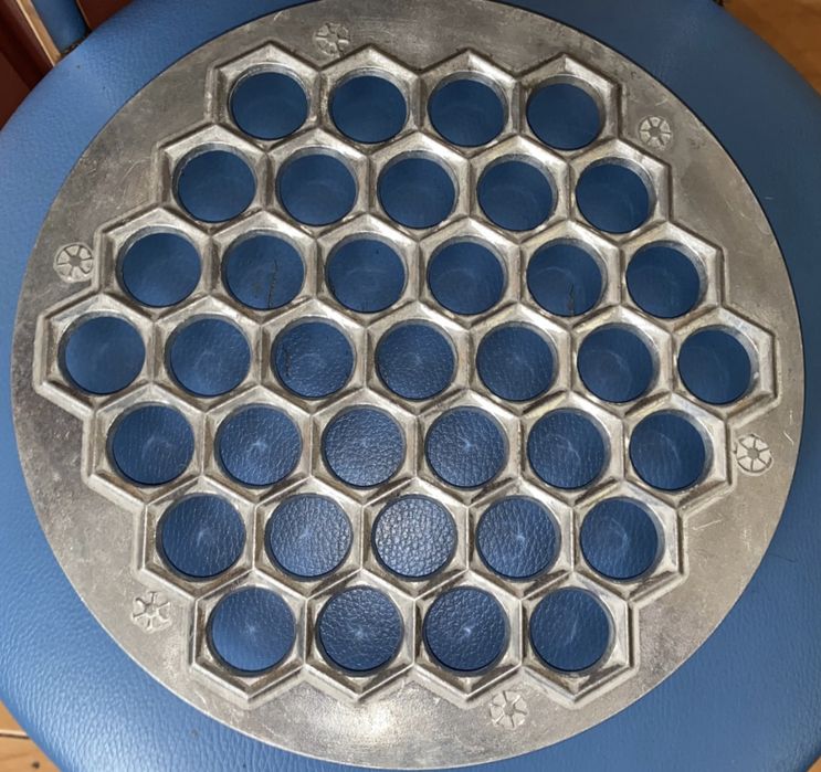 Пельменница СССР со знаком качества шестигранная на 37 шт.