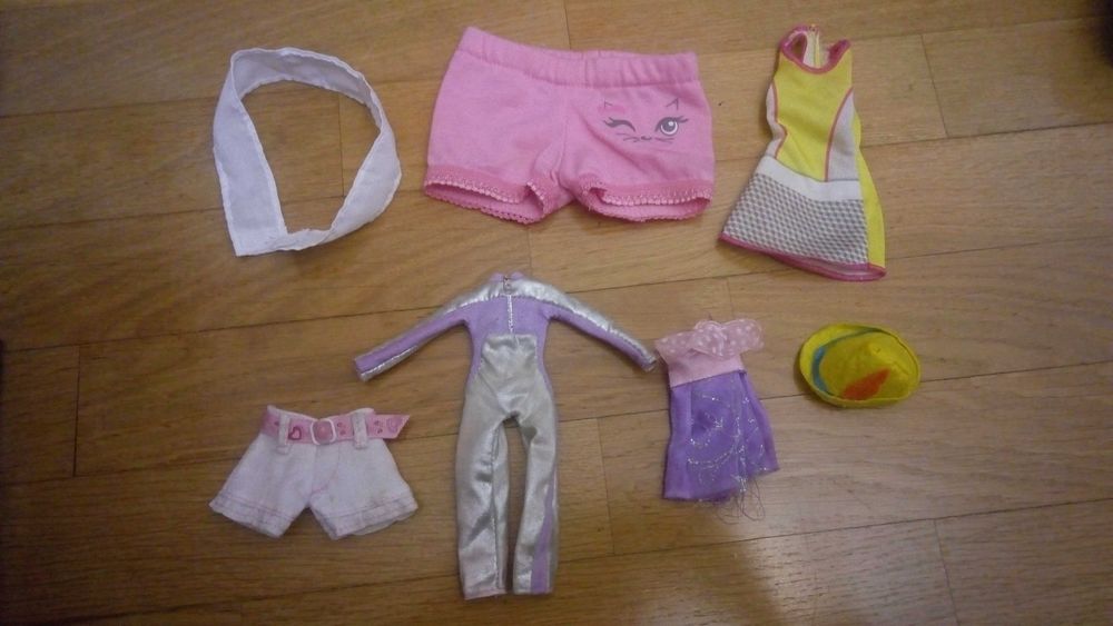 Lote de acessórios para bonecas e roupas + portes incluídos