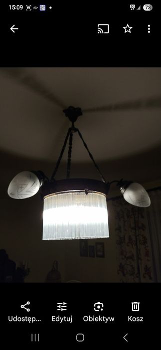 Stary żyrandol z soplami