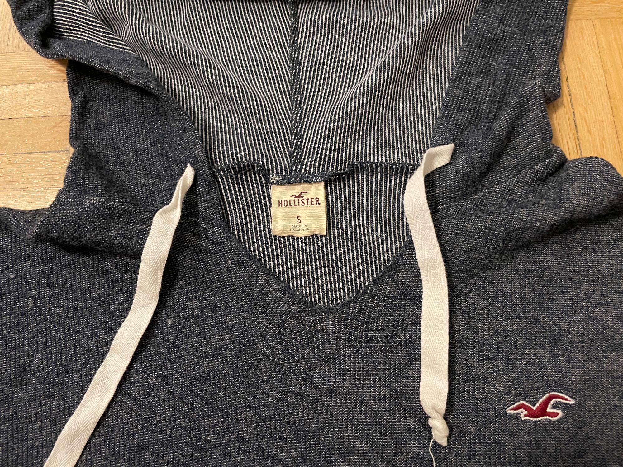 Granatowy sweter Hollister