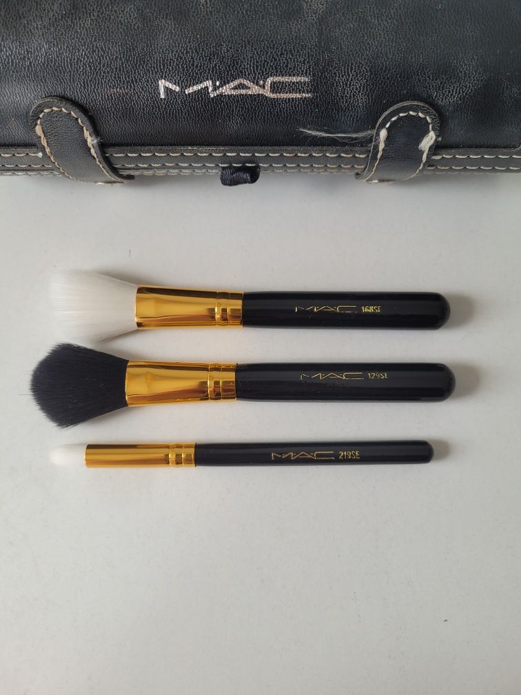 MAC. Nowe pędzle do makijażu + etui z lusterkiem