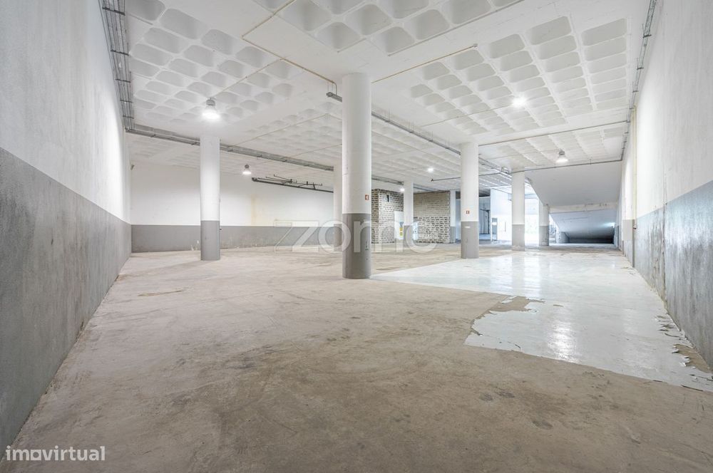 Armazém 782 m² com Parque Privativo – Caniço (Eiras)