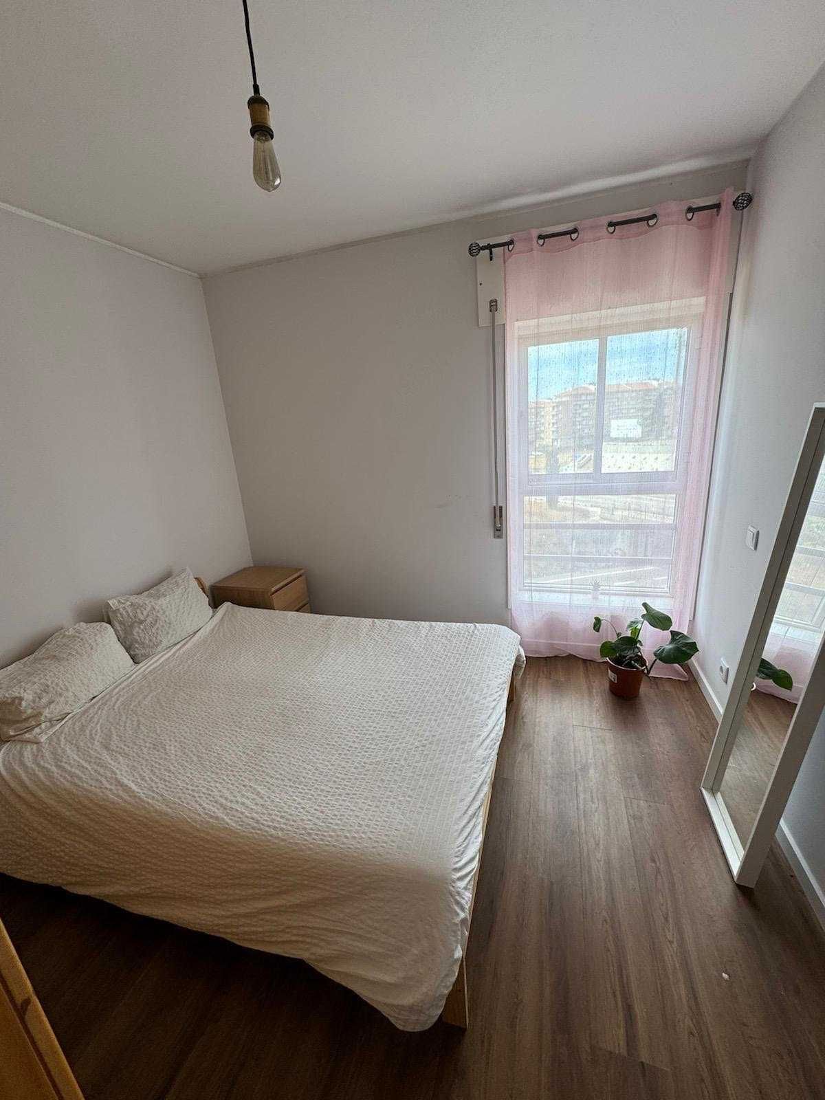 Alugo quarto a mulher