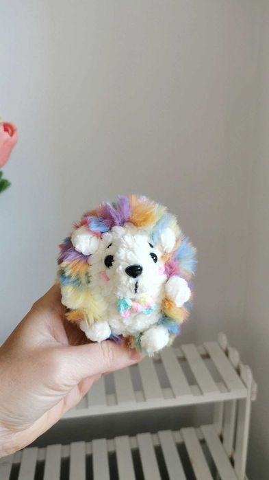 Jeż na szydełku, zawieszka, ozdoba na lusterko do auta