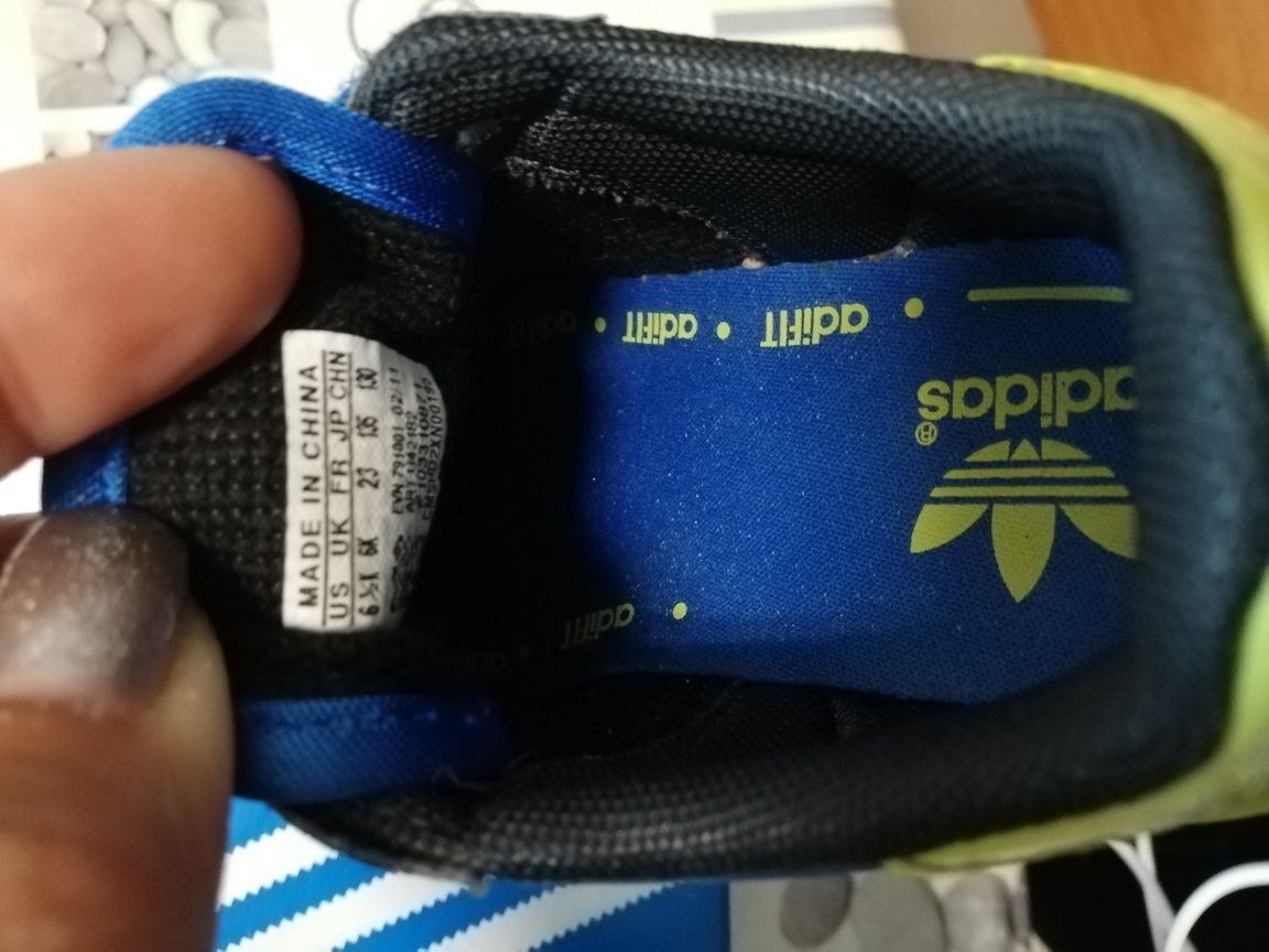 Ténis Adidas tam. 23