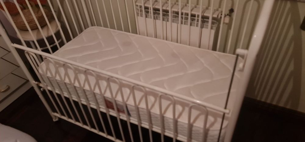 Cama de bebé e colchao