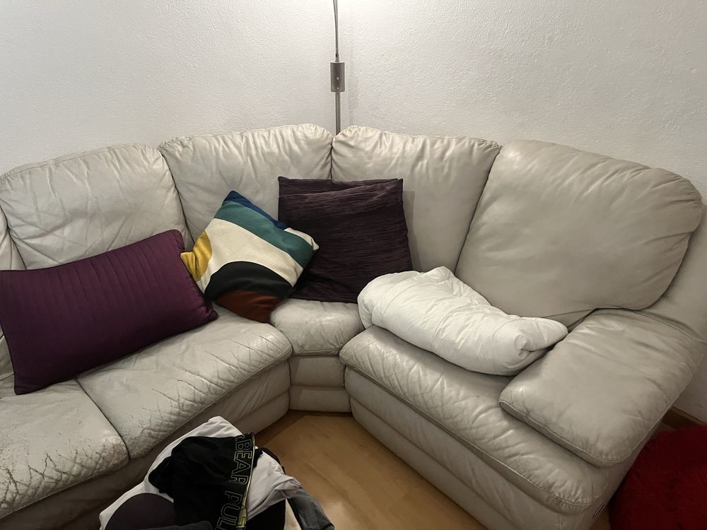 Sofa em pele de canto cinza claro