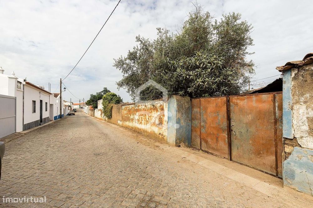 Moradia T3 em Ruína c/ Quintal | Santana, Évora