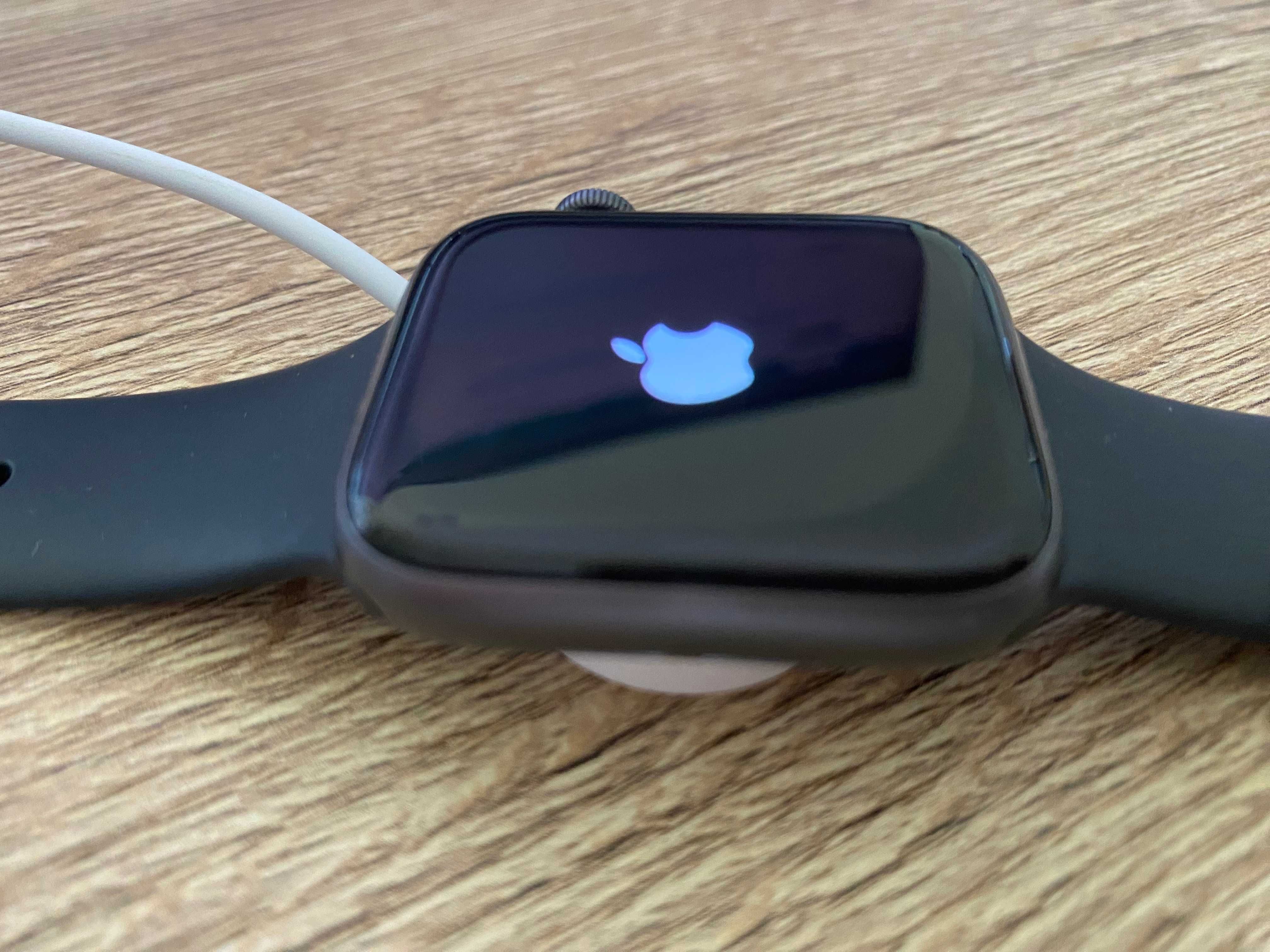 Apple Watch Series 4 44 mm stan bardzo dobry 80% bateria + paski