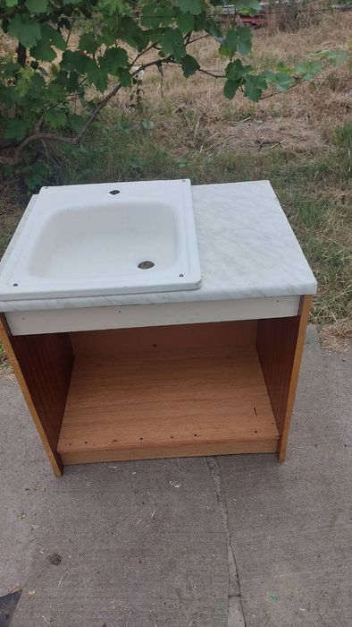 Кухня. Стол. Стул. Мойка.