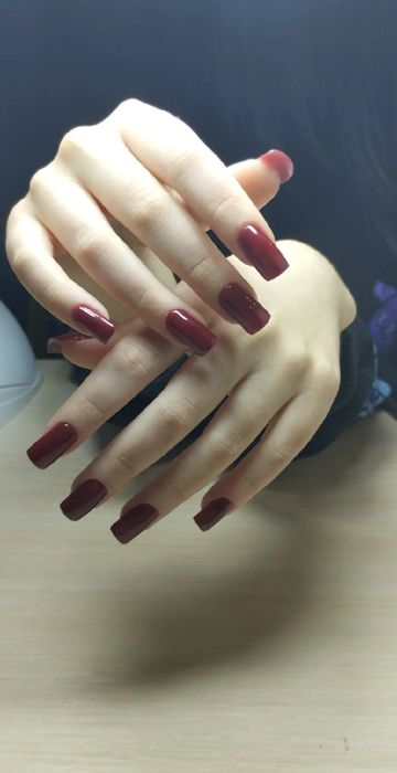 Манікюр, нарощення нігтів, покриття гель-лаком, укріплення.