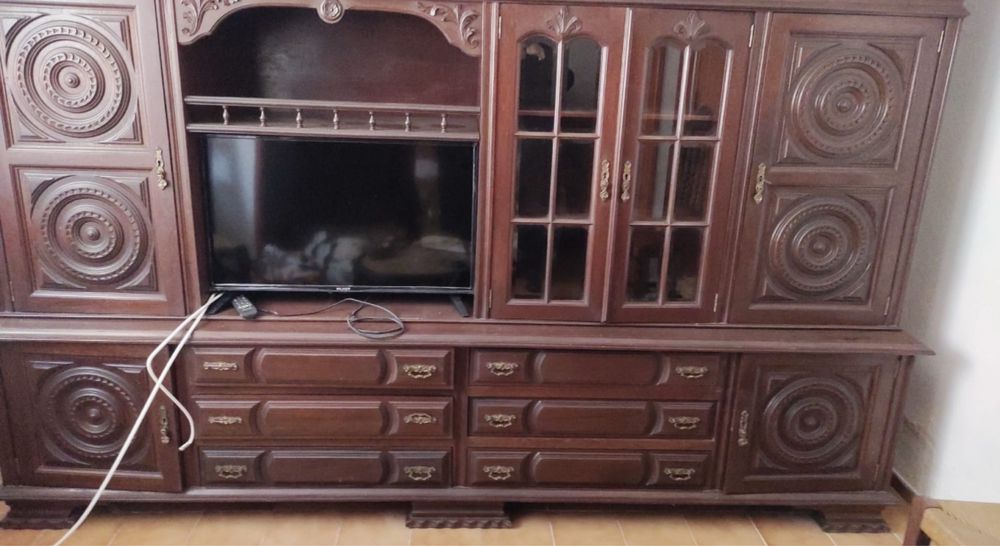 Móvel de Sala de Estar em Madeira Maciça – Clássico e Espaçoso