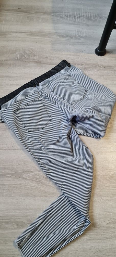 Spodnie w paski z dziurami i wstawkami ze skórki jeansy w paski