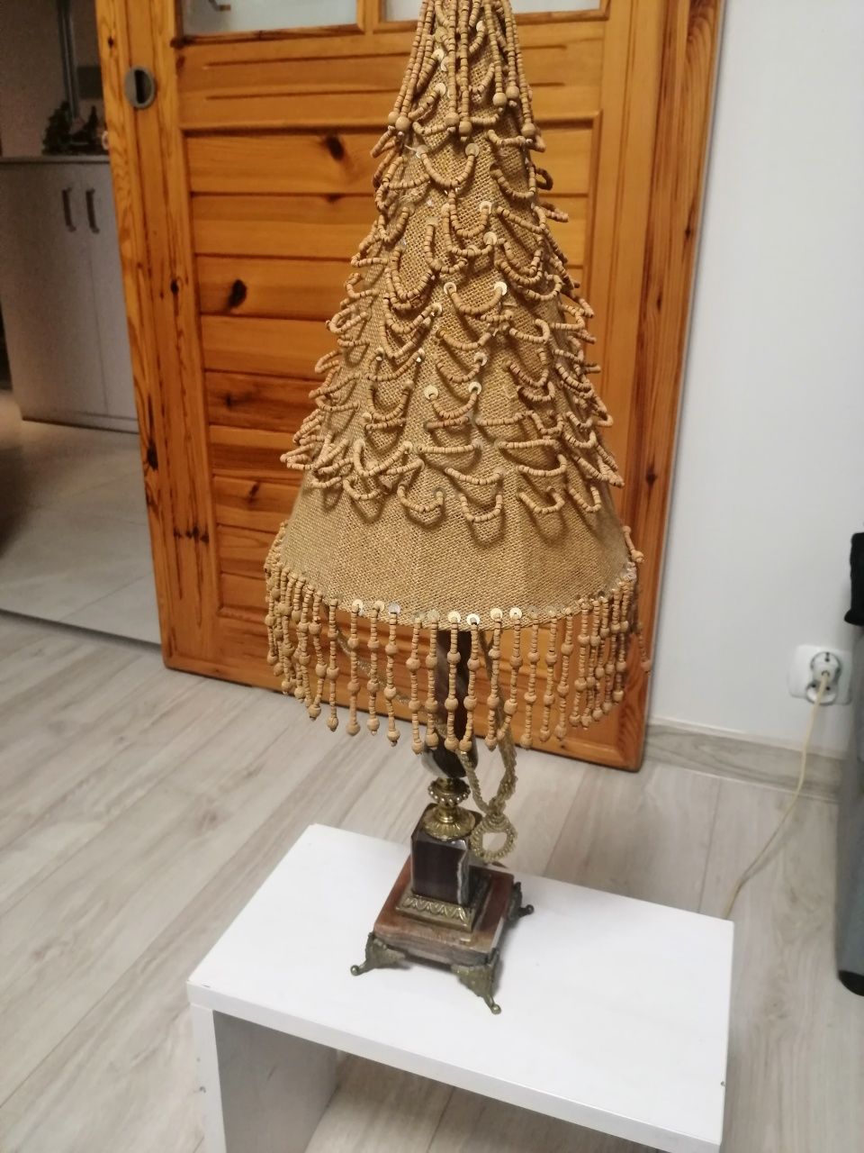 Lampa stara. Kamień brązowawy.