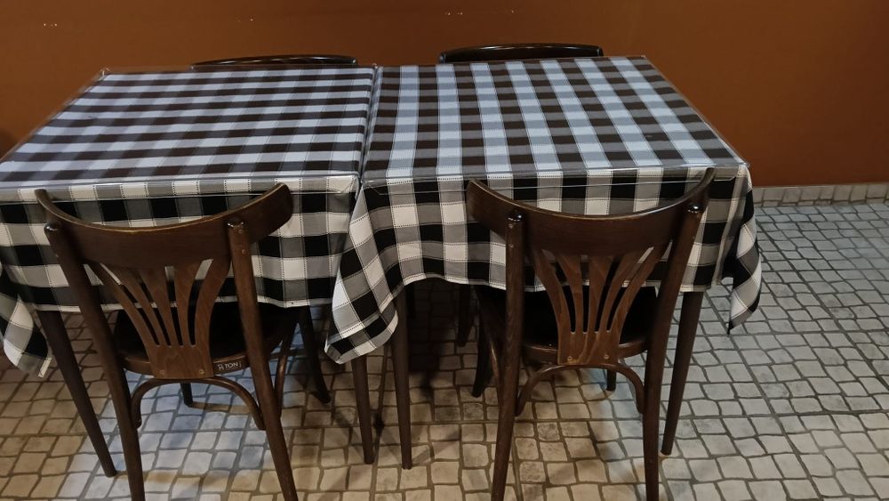 Mesa e cadeiras usadas impecaveis