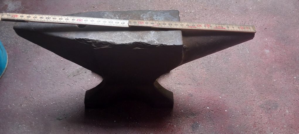 Bigorna de ferro usada