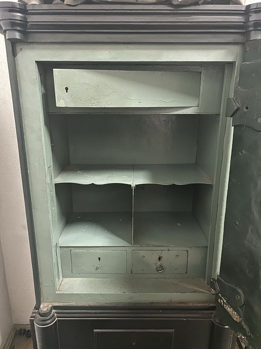 Cofre antigo em ferro