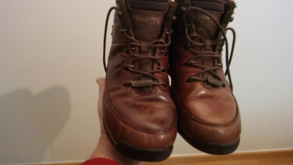 Botas em pele com pelo por dentro