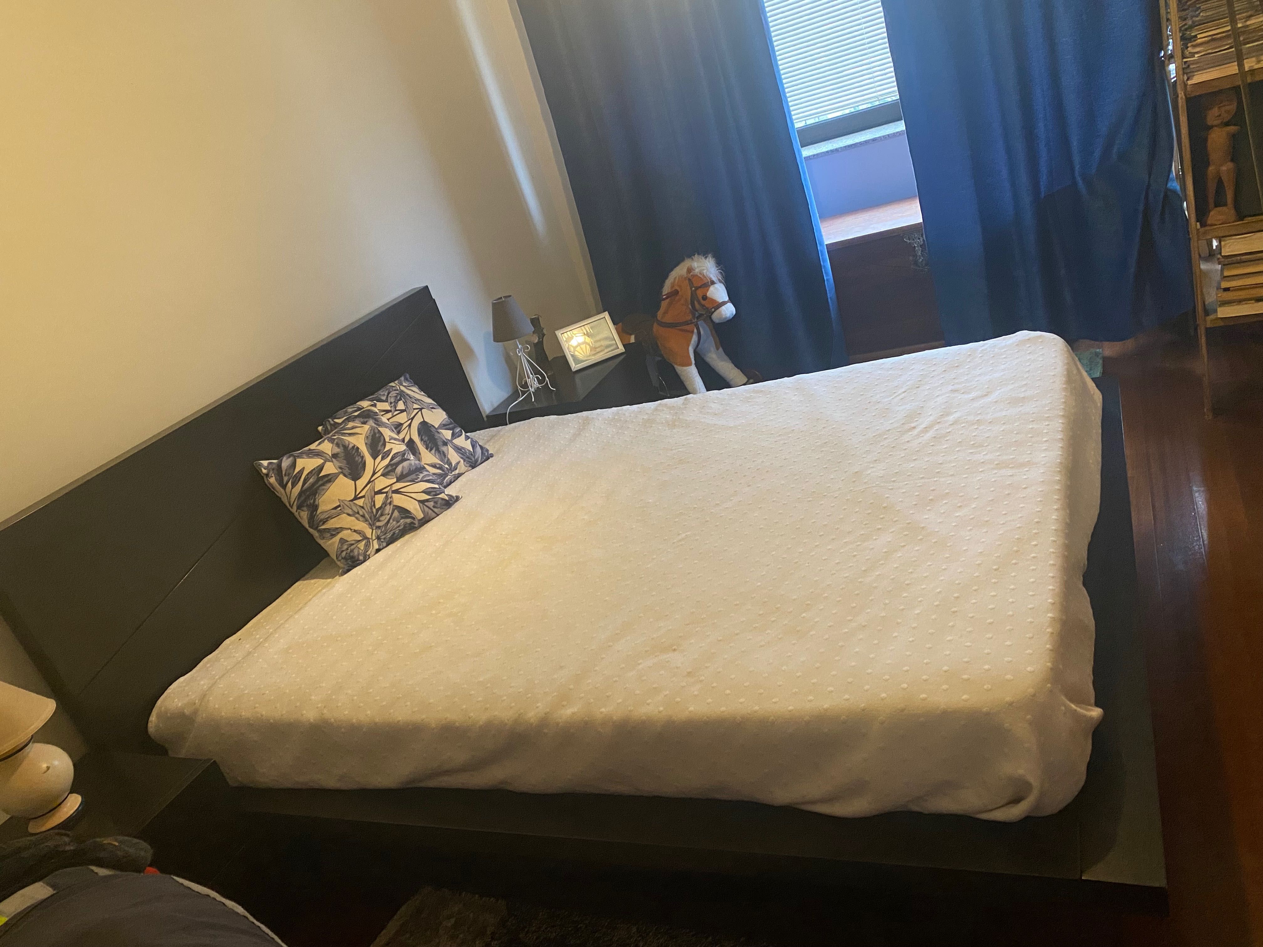 Cama de casal em excelente estado sem riscos muito estimada .