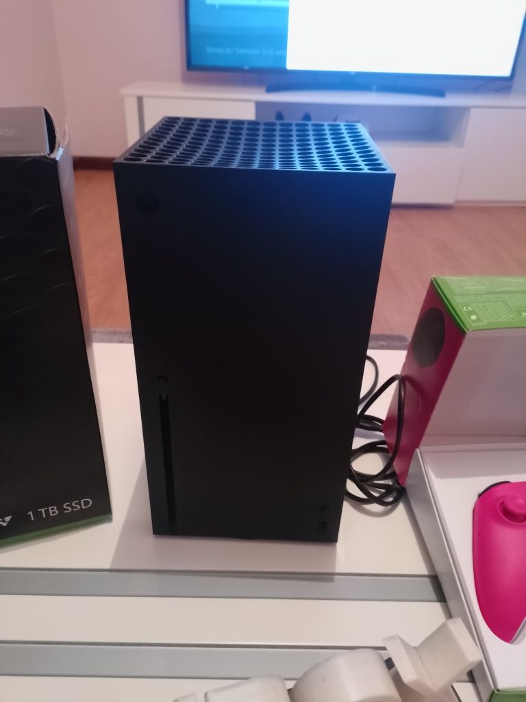Xbox series x + 2 comandos + baterias + led + halo figure