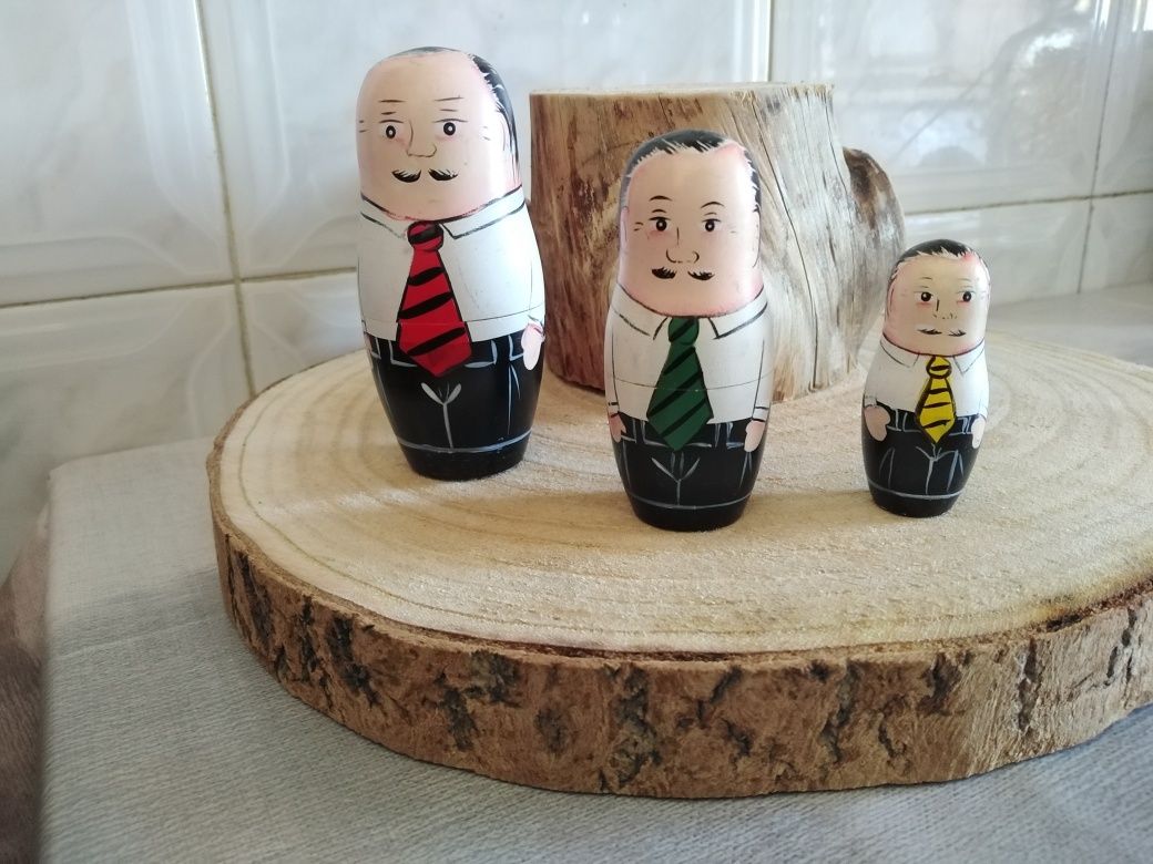 Trio de bonecos de madeira
