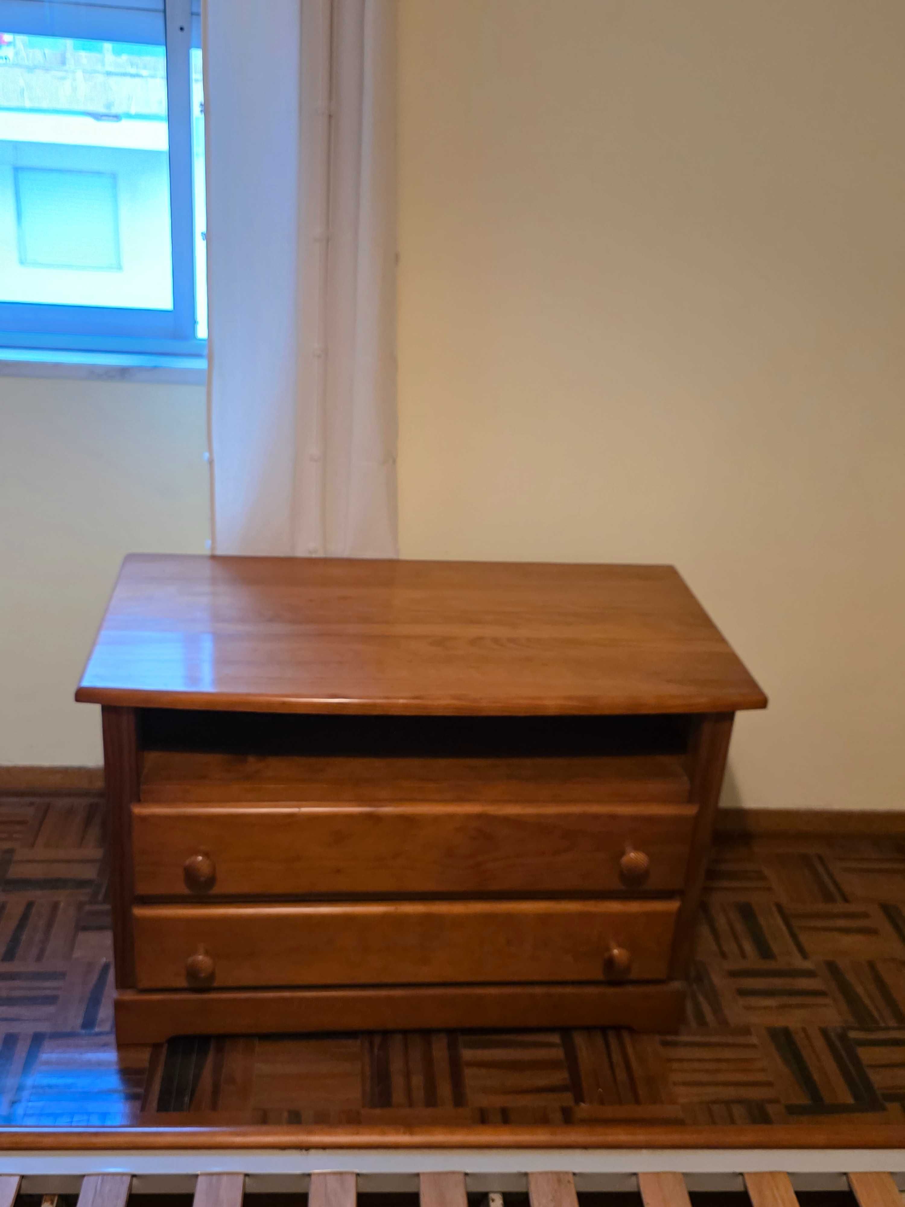 Vende-se Cómoda de Madeira Maciça (Pinho Mel) – bom  Estado!