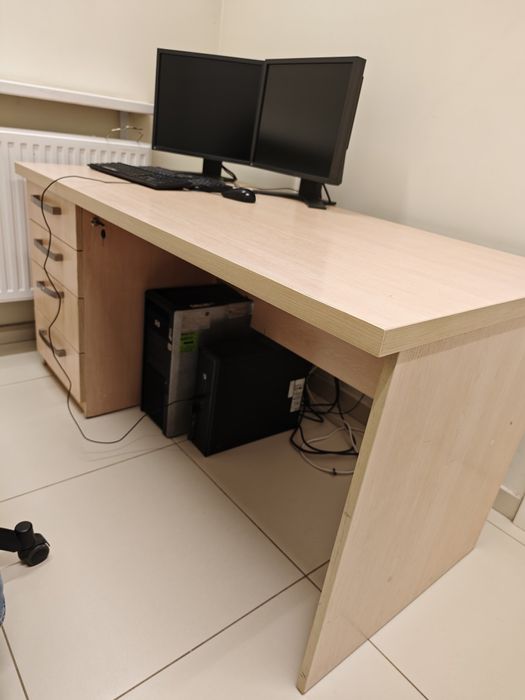 Duże biurko z szafką pomocniczą