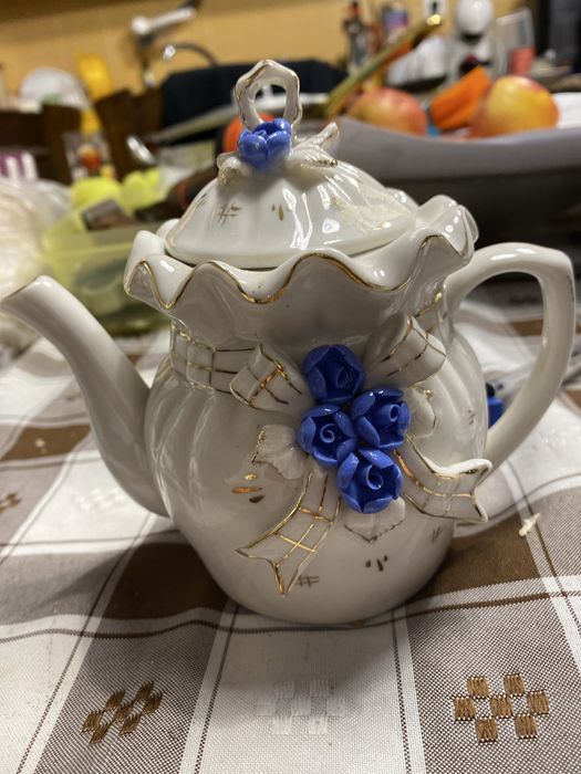 Bule decorativo de cerâmica pintado à mão com flores azuis