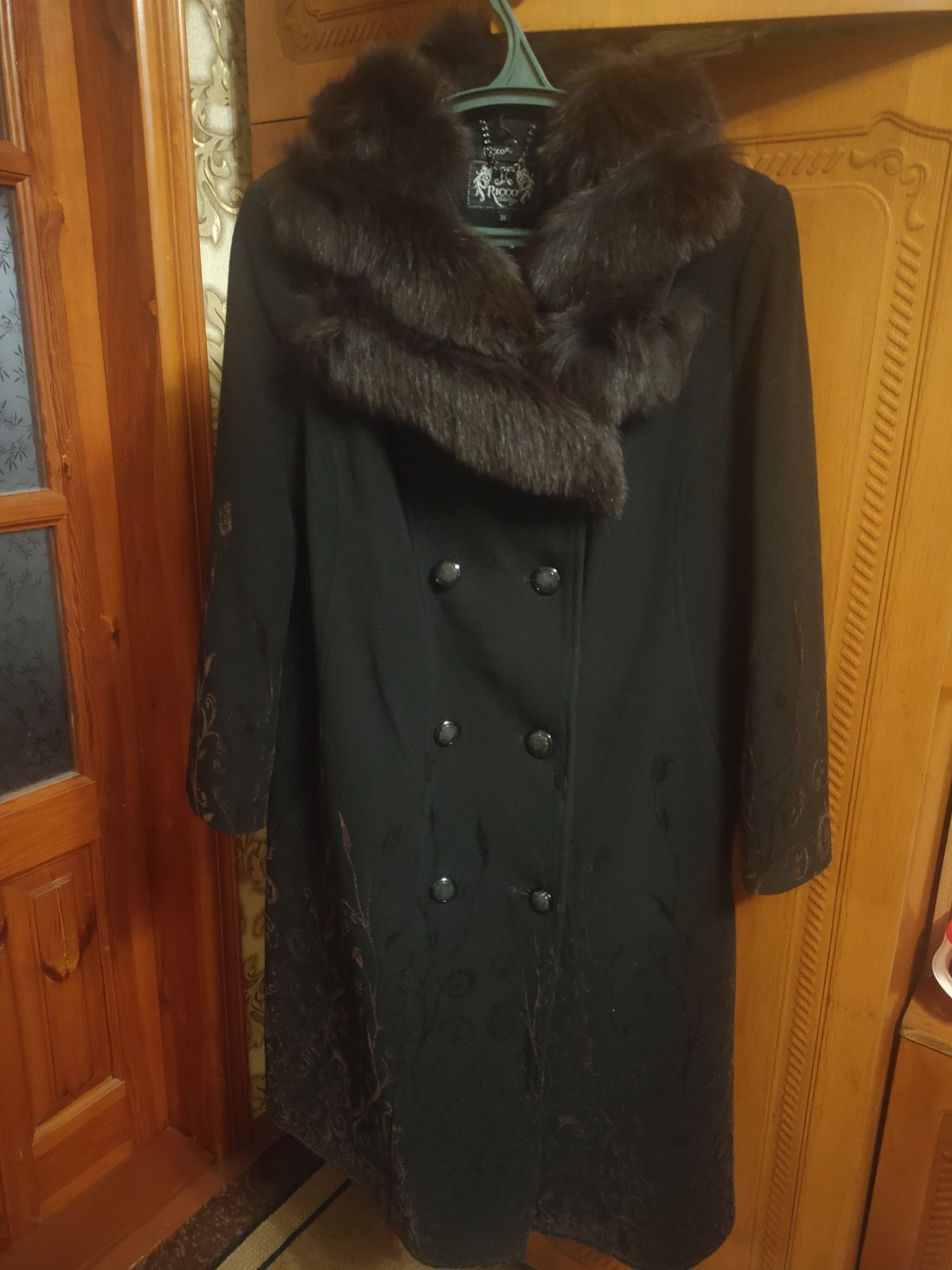 Зимове чорне пальто