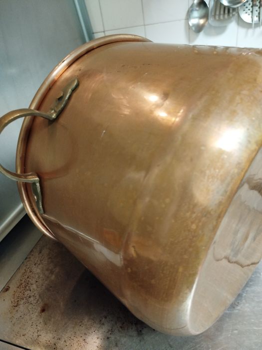 Vendo panela de cobre com 24 cm de altura e 36 cm de largura