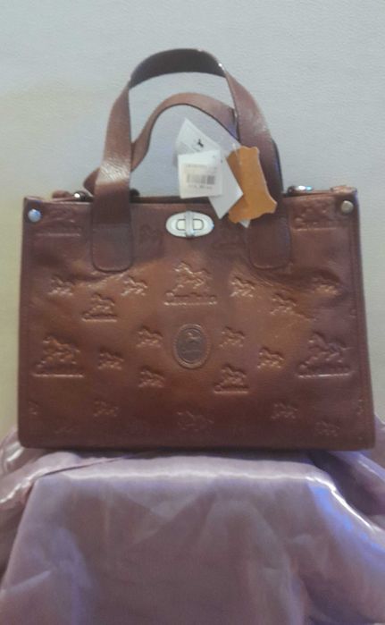 mala em pele nova com etiqueta de marca Cavalinho