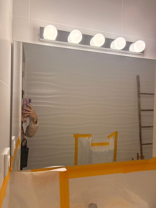 Espelho de casa de banho com candeeiro de iluminação.