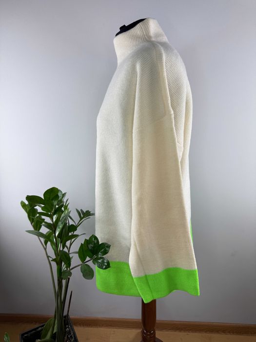 Kremowy sweter ze stójką półgolf z szerokimi rękawami Bonprix L/XL