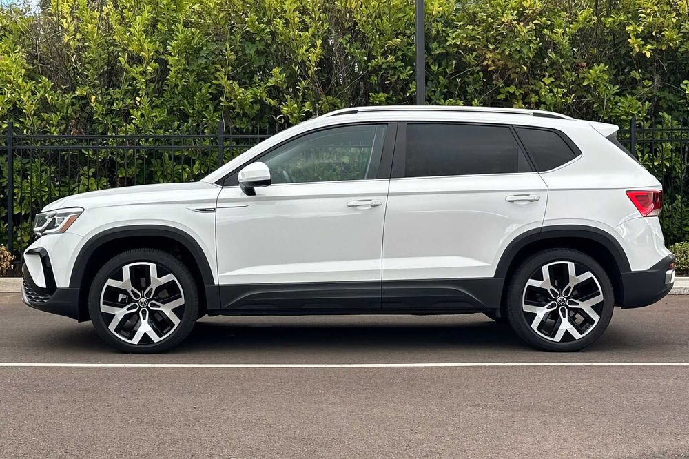 Volkswagen Taos      2022