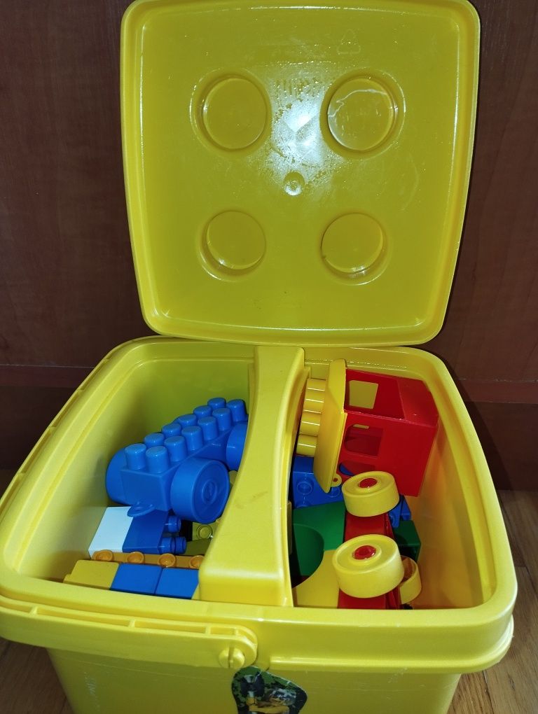 Pudełko w kształcie klocka LEGO z klockami LEGO