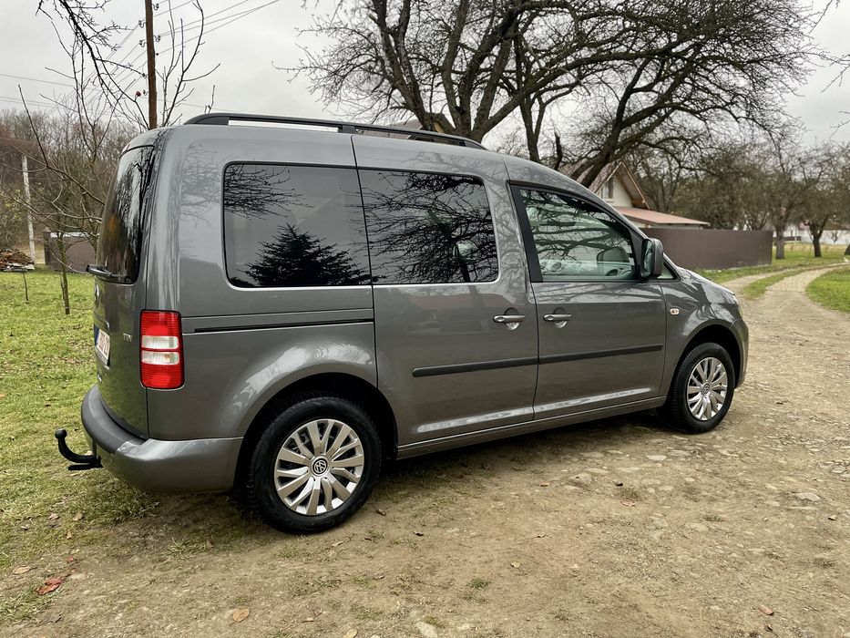 Свіжопригнаний кадді,7 місць