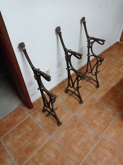 Estrutura antiga de ferro para cadeira dupla