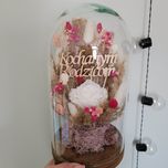 Szklana kopuła z kwiatami