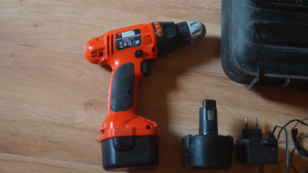 Wkrętarka Black & Decker 12V CD12C 2 akumulatory i zasilacz walizka