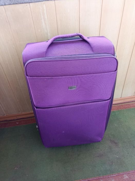 Продам велику валізу для подорожей