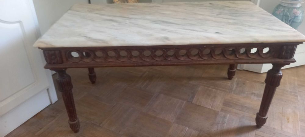 Mesa de sala antiga e candeeiro de sala