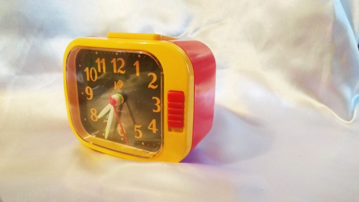 Часы с классическим громким будильником .