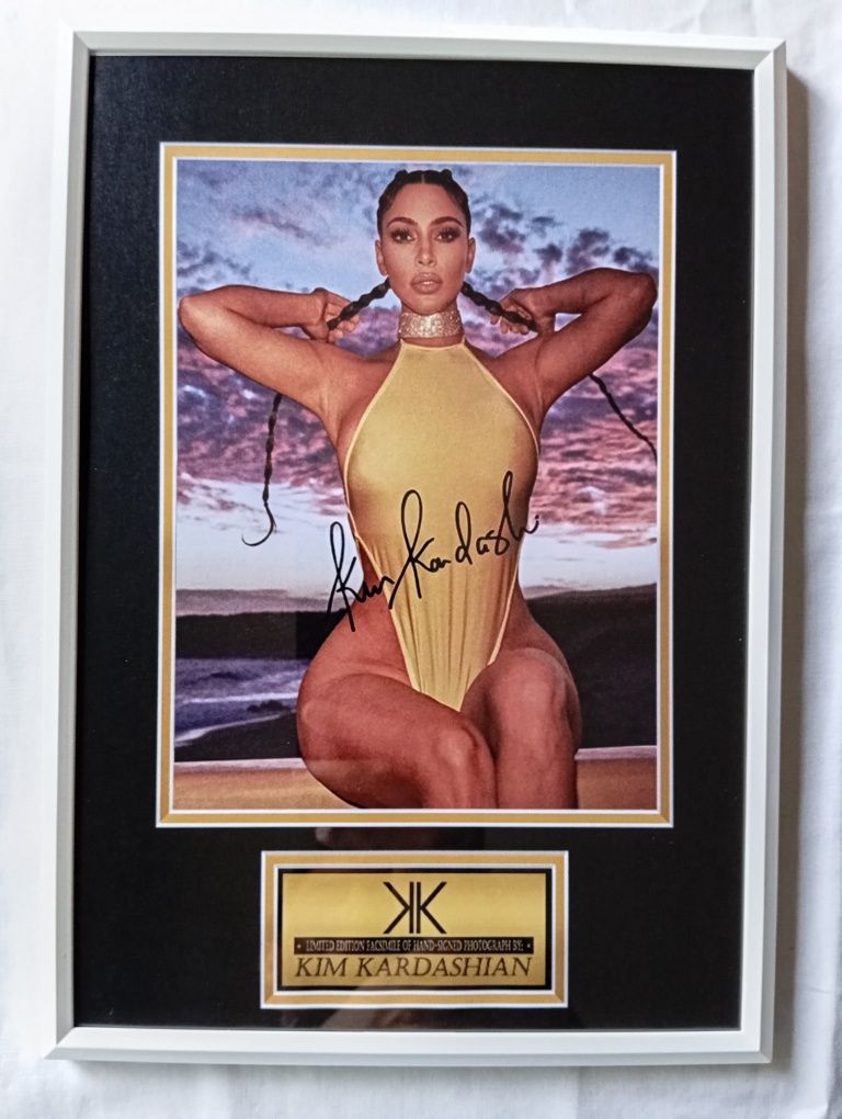 Moldura TV Show The Kardashians - Kim com Autógrafo (A4)

Autógrafo:
K