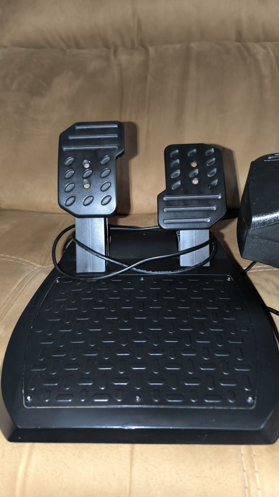 Consola PS4 1TB, 8 Jogos e Volante T 80 THRUSMASTER PS4/PS3
