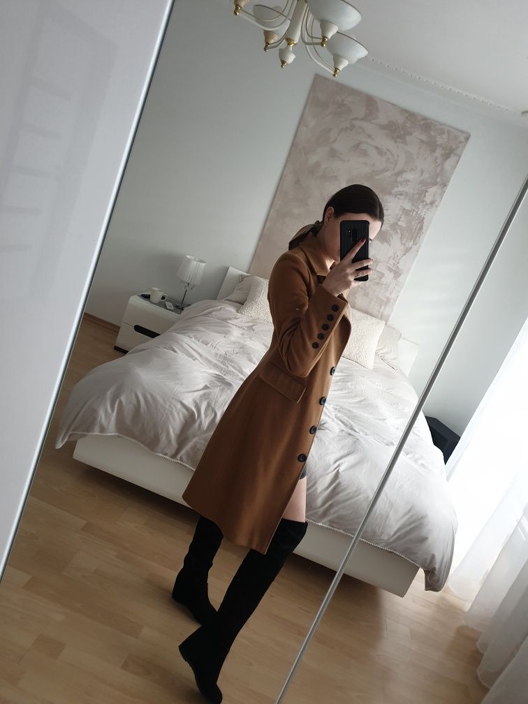 Nowy płaszcz La Perla czarne guziki długi elegancki camel
