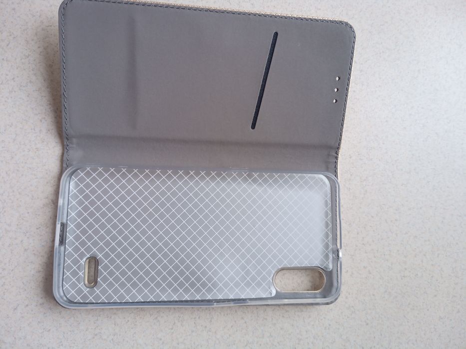 Pokrowiec Smart magnet do LG K22 zloty